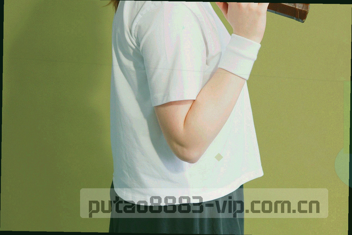 四种不同陈列与堆叠方式的静物组合示意，色调统一为暖沙与陶土棕